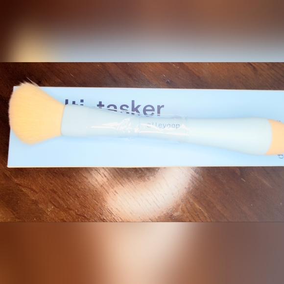 5/75$ ALLEYOOPMulti-Tasker: Makeup Brush - 4 in 1 - Picture 6 of 9